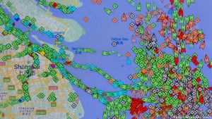 Un gráfico de la aplicación Marine Traffic muestra decenas de barcos anclados cerca del puerto de Shanghái.